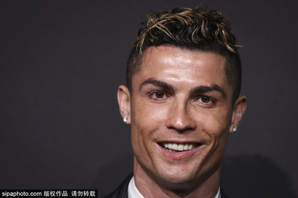 西蒙斯：很开心见到孙兴慜，他是热刺传奇&我很荣幸继承7号（西蒙斯：与孙兴慜相见很开心，他是热刺传奇，能接过7号我深感荣幸）