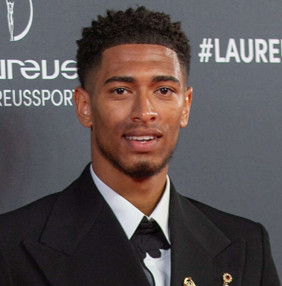 C罗挑战机器人守门员，射门频频被挡出，最后抓住漏洞进球（C罗与机器人门将过招，多次射门被化解，终寻破绽破门）