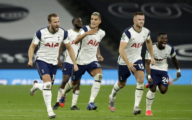 西班牙队球衣设计师：深蓝色致敬2010世界杯和伊涅斯塔绝杀球（西班牙队新球衣以深蓝致敬2010世界杯与伊涅斯塔绝杀）