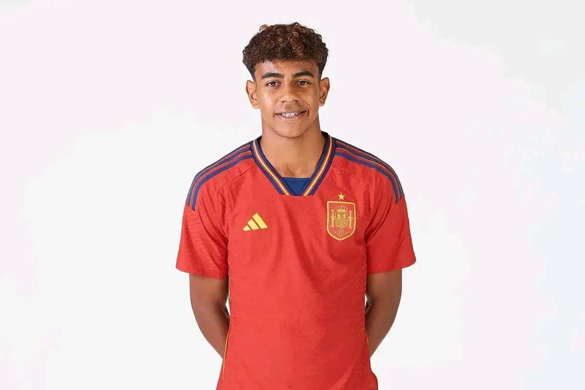 欧冠赛场精彩瞬间：巴萨主场2-0取胜,（欧冠高光时刻：巴萨坐镇主场2-0告捷）